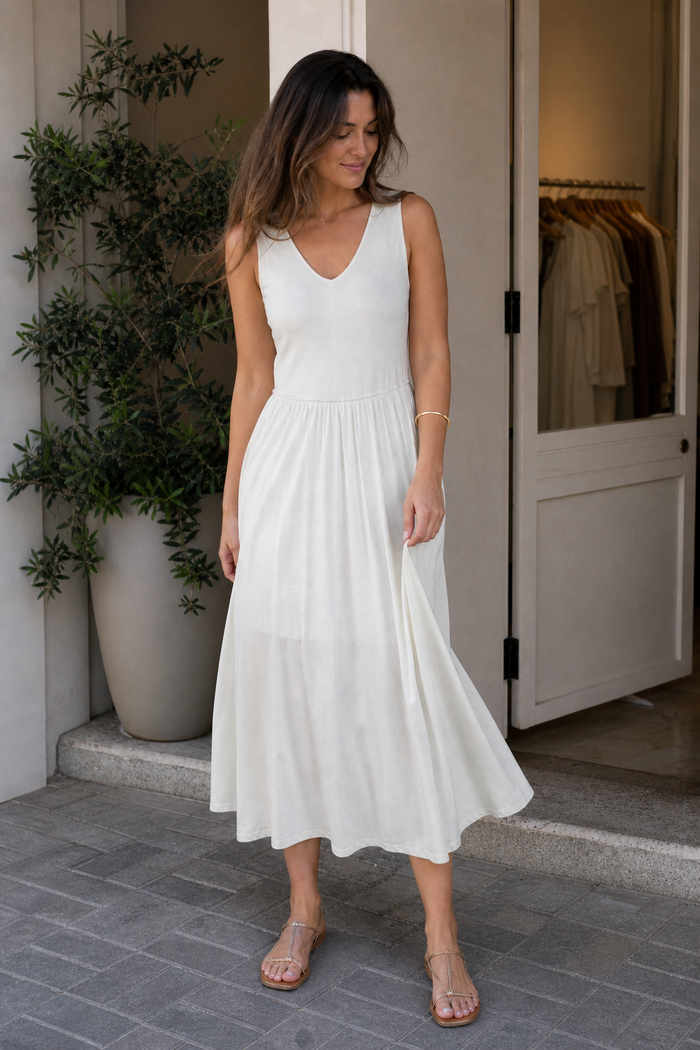 Vestido midi sem mangas com saia franzida