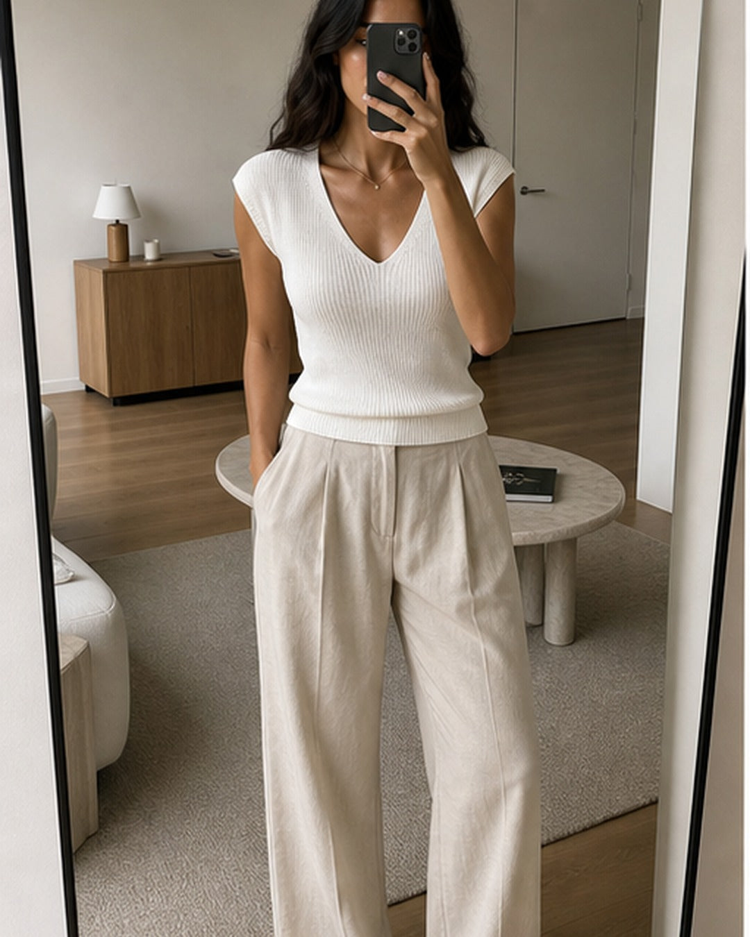 Blusa tricot decote V colorida - editorial com modelo 1
