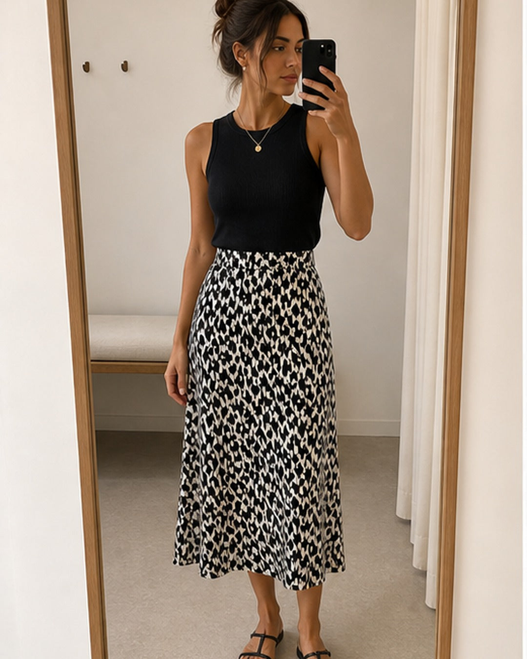Saia midi estampada preto e branco - editorial com modelo 1