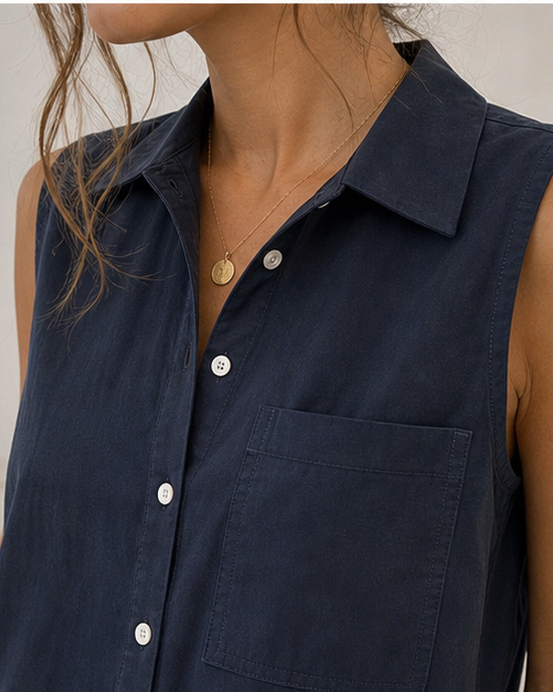 Camisa polo utilitaria sem mangas - editorial com modelo 3