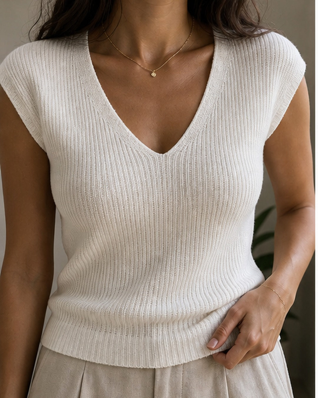 Blusa tricot decote V colorida - editorial com modelo 3