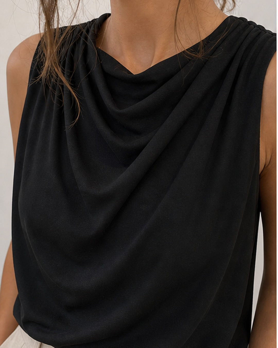 Blusa drapeada sem mangas - editorial com modelo 3